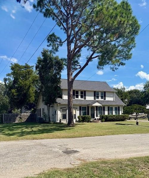 202 Robinson St, Edna, TX, 77957-3444 | Card Image