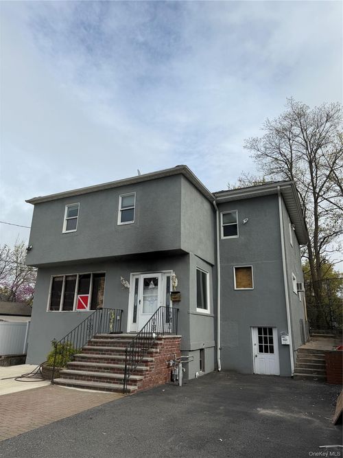 215 Spring St, Lawrence, NY, 11559-1218 | Card Image