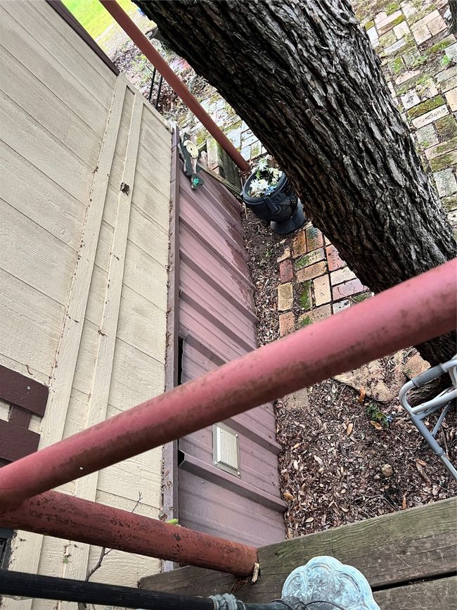 Exterior view, metal skirting | Image 4