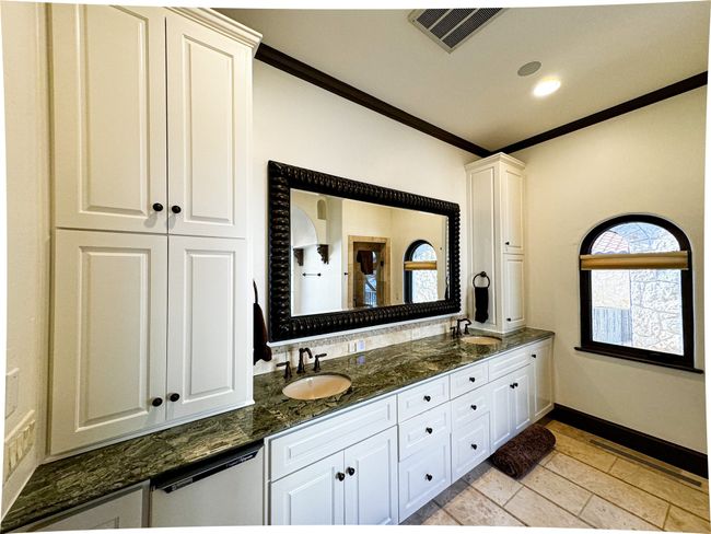 Casita ensuite bathroom with large garden tub and garden view | Image 19