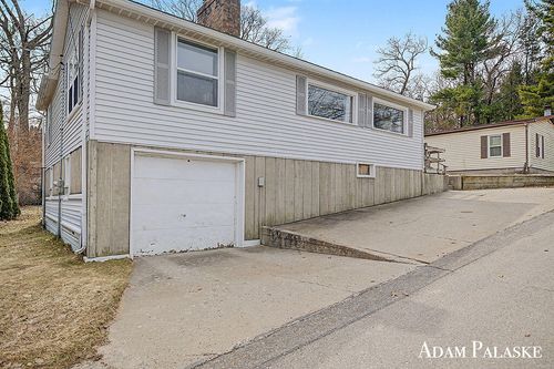 8457 Brower Lake Dr, Rockford, MI, 49341-9346 | Card Image