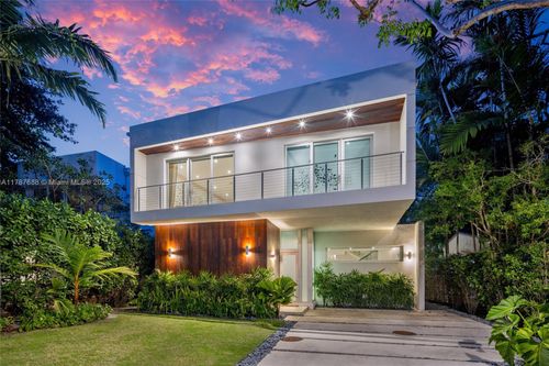 4039 Ventura Ave, Miami, FL, 33133-6332 | Card Image