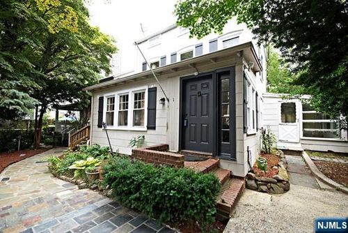 1 Leary Ln, Edgewater, NJ, 07020-1508 | Card Image