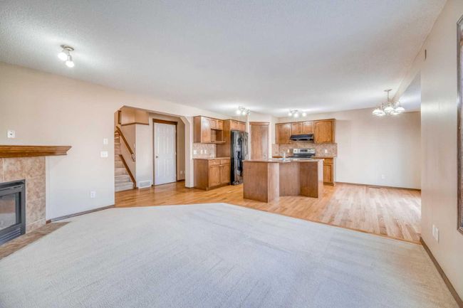 148 Chapman Close Se, Home with 3 bedrooms, 3 bathrooms and 2 parking in Calgary AB | Image 3