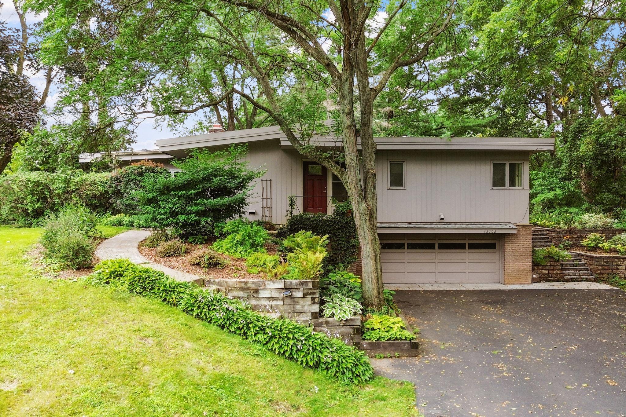 Myrtle Cir, Hopkins, MN 55305