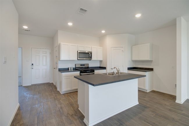632 Arnold Loop, Townhouse with 3 bedrooms, 2 bathrooms and 2 parking in Uhland TX | Image 8