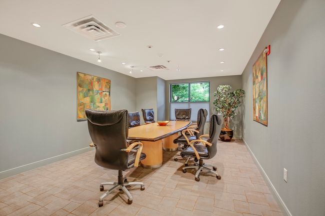For residents who blend work with home life, professional meeting spaces, private pods, and high-speed Wi-Fi provide a productive environment for client presentations, teleconferences, or focused solo work. | Image 39