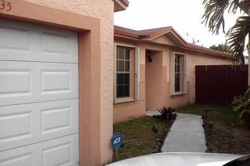 19835 Nw 64th Pl, Hialeah, FL, 33015-8112 | Card Image