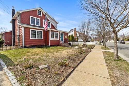 42 Robertson Rd, Lynbrook, NY, 11563-3729 | Card Image