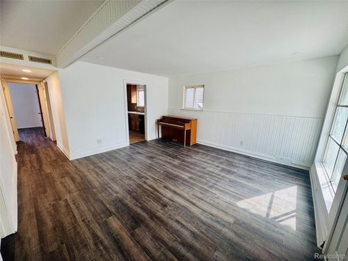 21410 Panama St, Warren, MI, 48091-2816 | Card Image