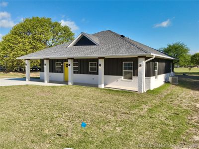 421232 E 1168 Road, House other with 3 bedrooms, 2 bathrooms and null parking in Eufaula OK | Image 3