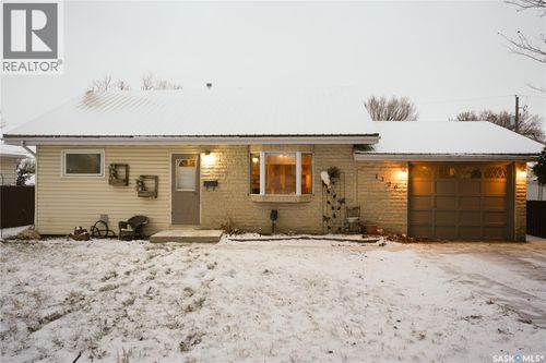 1126 Iroquois St W, Moose Jaw, SK, S6H5B9 | Card Image