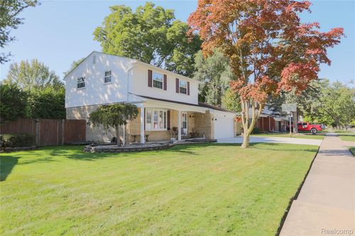 23614 King Dr, Clinton Township, MI, 48035-2986 | Card Image