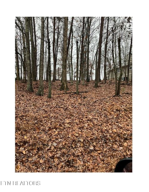 16 Berkeley Sq, Crossville, TN, 38558-8227 | Card Image