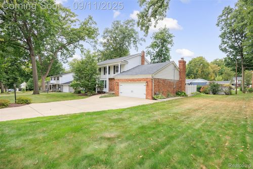 527 Greenwich Ln, Grand Blanc, MI, 48439-1024 | Card Image