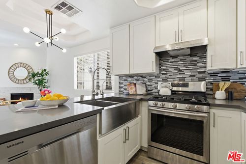 122-11110 Camarillo St, Toluca Lake, CA, 91602-1602 | Card Image