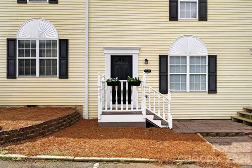 1057 19th St Ne, Hickory, NC, 28601-4313 | Card Image