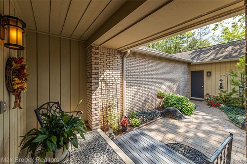 1136 Meadowglen Ct, Bloomfield Hills, MI, 48304-1534 | Card Image