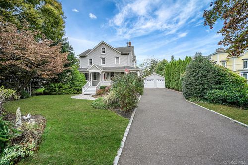 39 Handsome Ave, Sayville, NY, 11782-2905 | Card Image