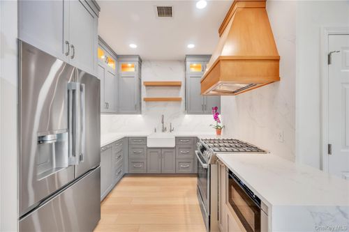 87 Pond View Dr, Port Washington, NY, 11050-2445 | Card Image