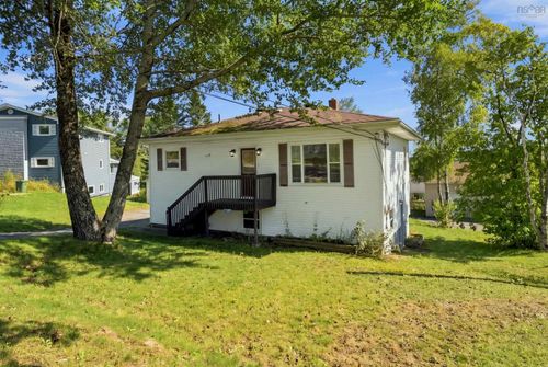 1329 Sackville Dr, House with 5 bedrooms, 3 bathrooms and 1 parking in Middle Sackville NS | Card Image