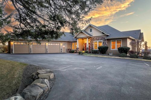 3311 E Chisholm Ln, Spokane, WA, 99223-8209 | Card Image