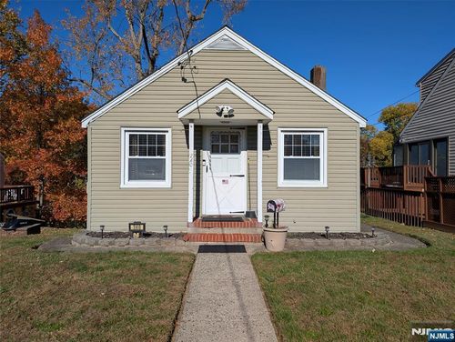 240 Woodcliff Ave, Little Falls, NJ, 07424-1066 | Card Image
