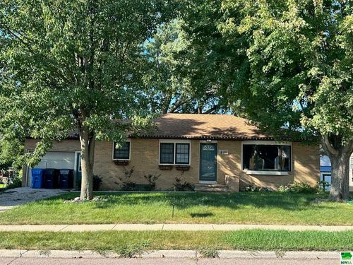 811 3rd St Se, Le Mars, IA, 51031-1703 | Card Image
