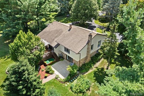 3862 Saddle Ln, Milford, MI, 48381-4087 | Card Image