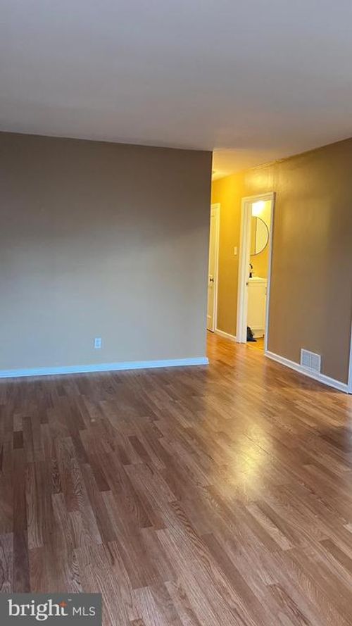 525 Page St, West Deptford, NJ, 08096-3404 | Card Image