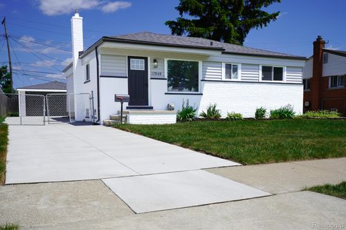 17949 S Wind Dr, Fraser, MI, 48026-2448 | Card Image