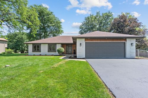 11S475 Walter Ln, Naperville, IL, 60564-5785 | Card Image