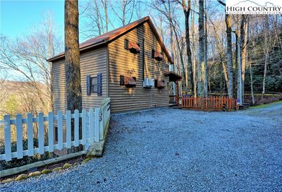 133 Greenbriar Road, House other with 2 bedrooms, 2 bathrooms and null parking in Banner Elk NC | Image 3