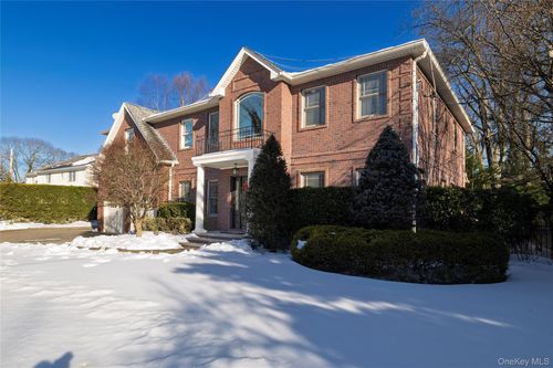 755 N Village Ave, Rockville Centre, NY, 11570-1334 | Card Image