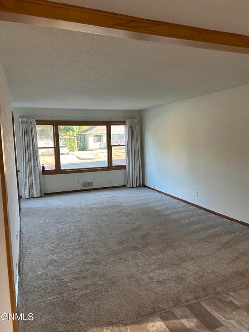 1818 E Avenue D, Bismarck, ND, 58501-4718 | Card Image