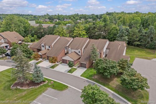 apt-104-6660 Ridgefield Cir, West Bloomfield, MI, 48322-3047 | Card Image