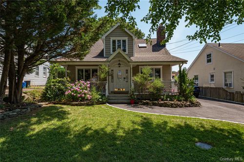 20 10th St, Locust Valley, NY, 11560-1525 | Card Image