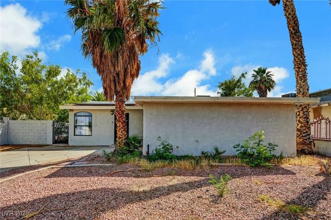 Mid-century inspired home with stucco siding | Image 4