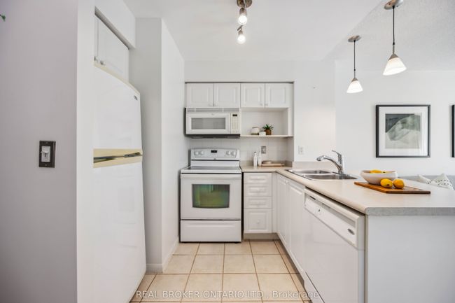 1913 - 18 Yonge St, Condo with 2 bedrooms, 2 bathrooms and null parking in Toronto ON | Image 9