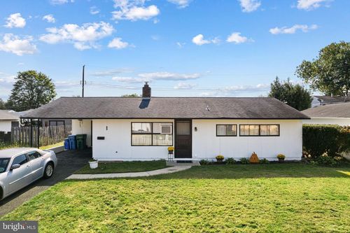 28 Old Pond Rd, LEVITTOWN, PA, 19057-3824 | Card Image