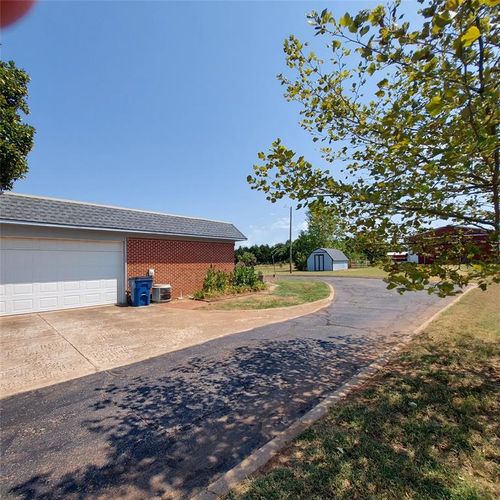 2121 W 15th St, Chandler, OK, 74834-3202 | Card Image