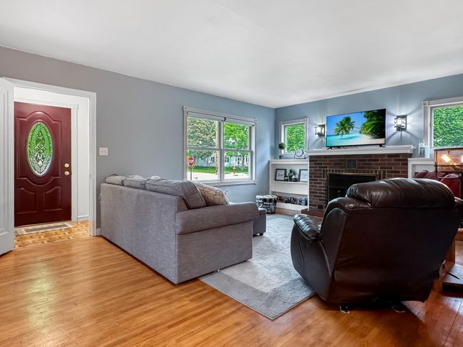 Living Room to Entry | Image 11
