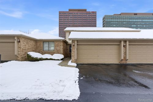 20207 Evergreen Meadows Rd, Southfield, MI, 48076-4224 | Card Image