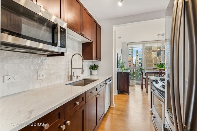 APT-704 - 200 W Grand Ave, Condo with 2 bedrooms, 2 bathrooms and 1 parking in CHICAGO IL | Image 5