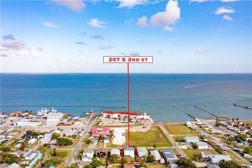 207 S 2nd St, Rockport, TX, 78382-7201 | Card Image