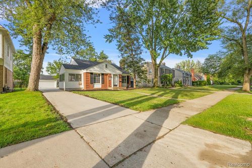 1108 Roslyn Rd, Grosse Pointe Woods, MI, 48236-1384 | Card Image