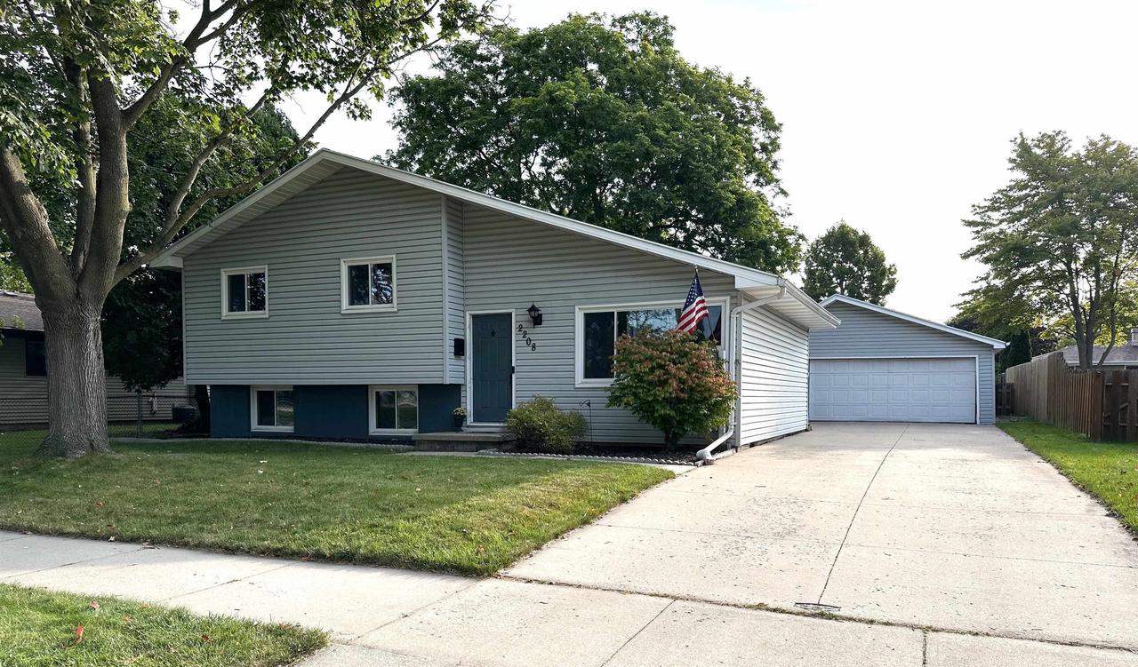 Henry St, Neenah, WI 54956