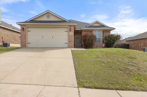 7105 Crenshaw Dr, Benbrook, TX, 76126-4604 | Card Image