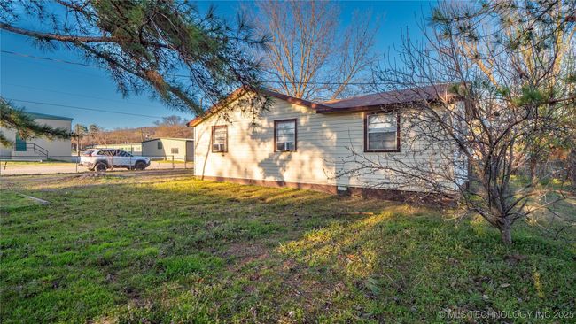 805 2 Nd St, House other with 3 bedrooms, 2 bathrooms and null parking in Quinton OK | Image 4