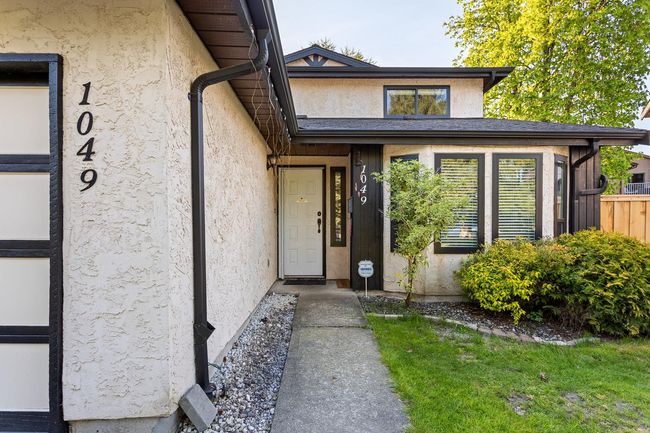 front door entrance. | Image 31